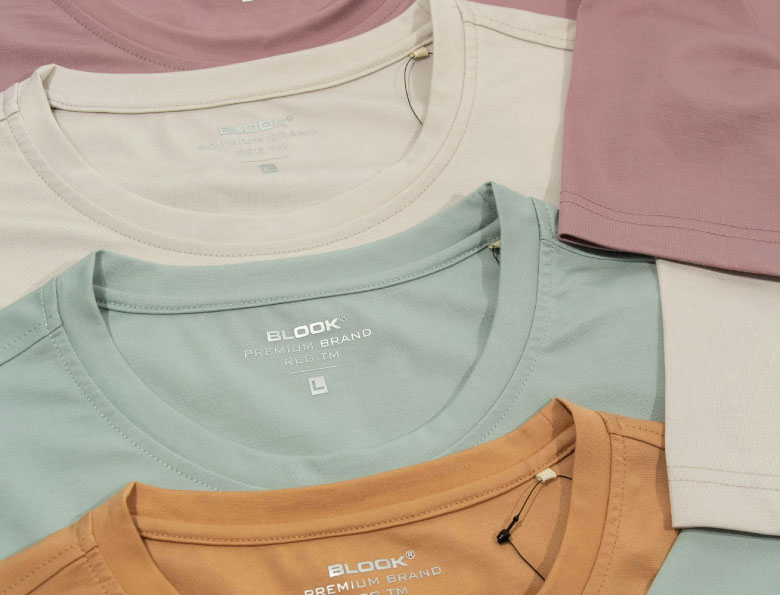 Tシャツの首元
